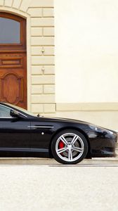 Превью обои aston martin, db9, 2006, черный, вид сбоку, спорт, стиль, астон мартин, авто, здание