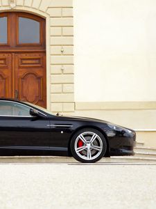 Превью обои aston martin, db9, 2006, черный, вид сбоку, спорт, стиль, астон мартин, авто, здание