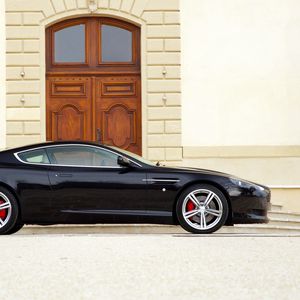 Превью обои aston martin, db9, 2006, черный, вид сбоку, спорт, стиль, астон мартин, авто, здание