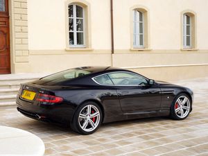 Превью обои aston martin, db9, 2006, черный, вид сбоку, стиль, авто, астон мартин, спорт, здание