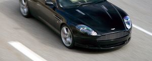 Превью обои aston martin, db9, 2006, черный, вид сверху, стиль, авто, астон мартин, спорт, скорость, асфальт