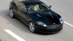 Превью обои aston martin, db9, 2006, черный, вид сверху, стиль, авто, астон мартин, спорт, скорость, асфальт