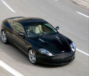 Превью обои aston martin, db9, 2006, черный, вид сверху, стиль, авто, астон мартин, спорт, скорость, асфальт