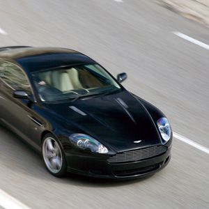 Превью обои aston martin, db9, 2006, черный, вид сверху, стиль, авто, астон мартин, спорт, скорость, асфальт