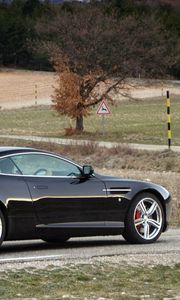 Превью обои aston martin, db9, 2006, черный, вид сбоку, стиль, спорт, астон мартин, авто, природа, деревья