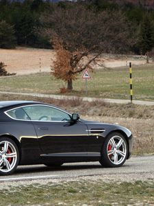 Превью обои aston martin, db9, 2006, черный, вид сбоку, стиль, спорт, астон мартин, авто, природа, деревья