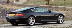 Превью обои aston martin, db9, 2006, черный, вид сбоку, стиль, спорт, астон мартин, авто, природа, деревья