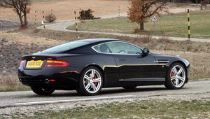 Превью обои aston martin, db9, 2006, черный, вид сбоку, стиль, спорт, астон мартин, авто, природа, деревья