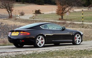 Превью обои aston martin, db9, 2006, черный, вид сбоку, стиль, спорт, астон мартин, авто, природа, деревья