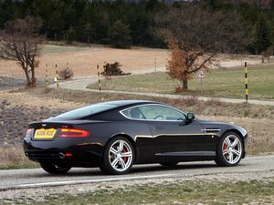 Превью обои aston martin, db9, 2006, черный, вид сбоку, стиль, спорт, астон мартин, авто, природа, деревья