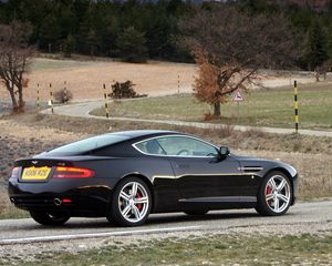 Превью обои aston martin, db9, 2006, черный, вид сбоку, стиль, спорт, астон мартин, авто, природа, деревья