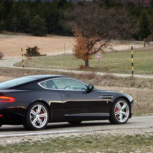 Превью обои aston martin, db9, 2006, черный, вид сбоку, стиль, спорт, астон мартин, авто, природа, деревья