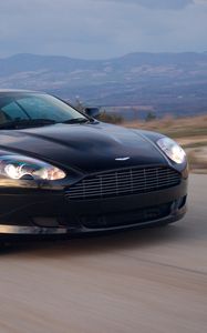 Превью обои aston martin, db9, 2006, синий, вид спереди, стиль, спорт, астон мартин, авто, природа, горы, асфальт, скорость