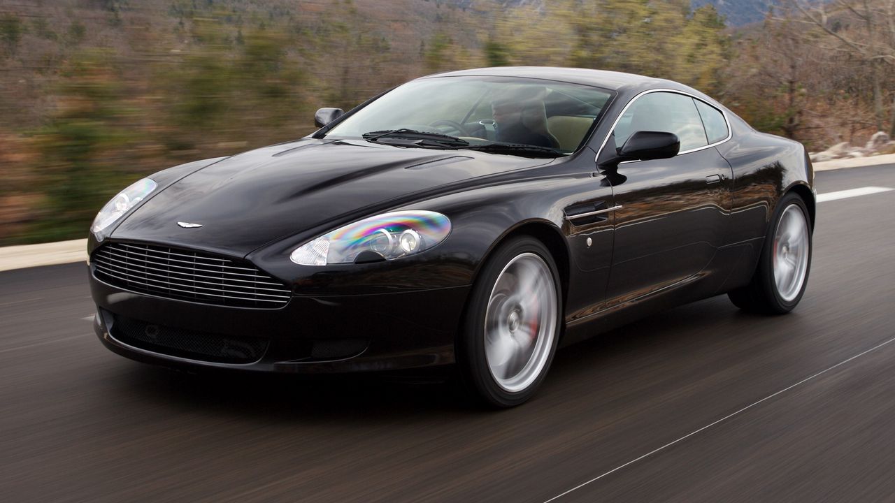 Обои aston martin, db9, 2006, черный, вид сбоку, стиль, спорт, астон мартин, авто, скорость, горы, деревья, природа, асфальт