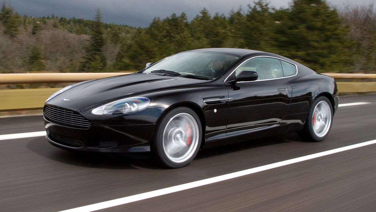 Обои aston martin, db9, 2006, черный, вид сбоку, стиль, спорт, астон мартин, авто, скорость, деревья, асфальт