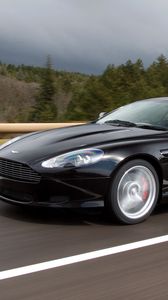 Превью обои aston martin, db9, 2006, черный, вид сбоку, стиль, спорт, астон мартин, авто, скорость, деревья, асфальт