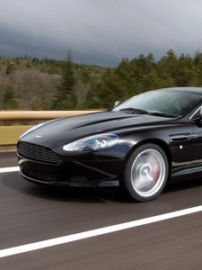 Превью обои aston martin, db9, 2006, черный, вид сбоку, стиль, спорт, астон мартин, авто, скорость, деревья, асфальт