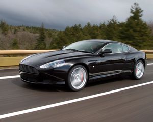 Превью обои aston martin, db9, 2006, черный, вид сбоку, стиль, спорт, астон мартин, авто, скорость, деревья, асфальт