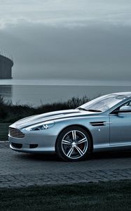 Превью обои aston martin, db9, 2008, серый металлик, вид сбоку, стиль, авто, природа, море, трава