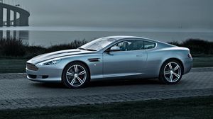 Превью обои aston martin, db9, 2008, серый металлик, вид сбоку, стиль, авто, природа, море, трава