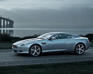 Превью обои aston martin, db9, 2008, серый металлик, вид сбоку, стиль, авто, природа, море, трава