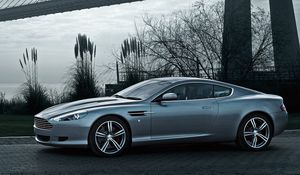 Превью обои aston martin, db9, 2008, серый, вид сбоку, стиль, астон мартин, авто, природа, дерево