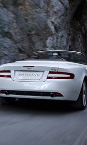 Превью обои aston martin, db9, 2008, белый, вид сзади, стиль, спорт, авто, скалы, скорость, асфальт