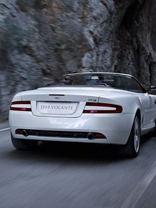 Превью обои aston martin, db9, 2008, белый, вид сзади, стиль, спорт, авто, скалы, скорость, асфальт