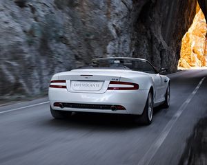 Превью обои aston martin, db9, 2008, белый, вид сзади, стиль, спорт, авто, скалы, скорость, асфальт