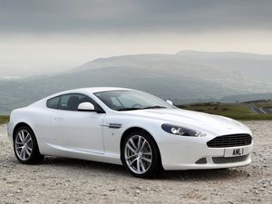 Превью обои aston martin, db9, 2010, белый, вид сбоку, стиль, авто, астон мартин, спорт, природа, горы