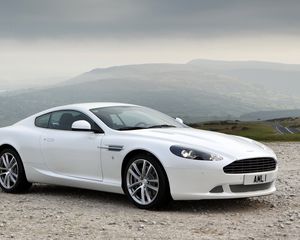 Превью обои aston martin, db9, 2010, белый, вид сбоку, стиль, авто, астон мартин, спорт, природа, горы