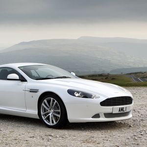 Превью обои aston martin, db9, 2010, белый, вид сбоку, стиль, авто, астон мартин, спорт, природа, горы