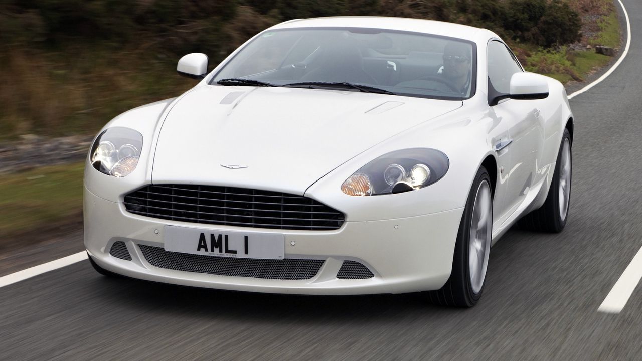 Обои aston martin, db9, 2010, белый, вид спереди, стиль, спорт, астон мартин, авто, скорость, деревья, кустарники, трава, асфальт