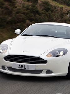 Превью обои aston martin, db9, 2010, белый, вид спереди, стиль, спорт, астон мартин, авто, скорость, деревья, кустарники, трава, асфальт