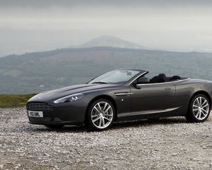 Превью обои aston martin, db9, 2010, черный, вид сбоку, стиль, авто, астон мартин, спорт, природа, горы