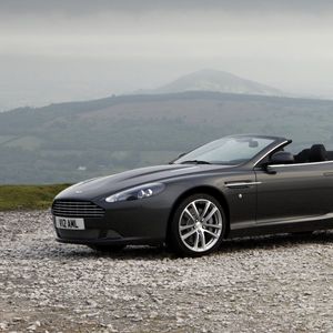 Превью обои aston martin, db9, 2010, черный, вид сбоку, стиль, авто, астон мартин, спорт, природа, горы