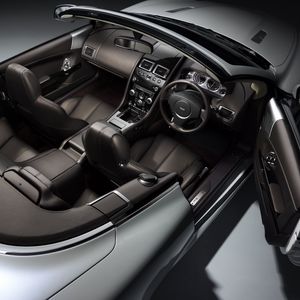 Превью обои aston martin, db9, 2010, черный, салон, интерьер, руль, спидометр