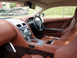 Превью обои aston martin, db9, 2010, коричневый, салон, интерьер, руль, спидометр, кожа