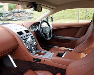 Превью обои aston martin, db9, 2010, коричневый, салон, интерьер, руль, спидометр, кожа