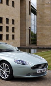 Превью обои aston martin, db9, 2010, голубой металлик, вид сбоку, стиль, спорт, астон мартин, авто, здание, трава