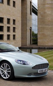 Превью обои aston martin, db9, 2010, голубой металлик, вид сбоку, стиль, спорт, астон мартин, авто, здание, трава