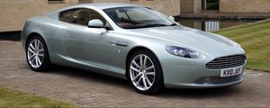 Превью обои aston martin, db9, 2010, голубой металлик, вид сбоку, стиль, спорт, астон мартин, авто, здание, трава