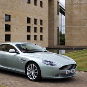 Превью обои aston martin, db9, 2010, голубой металлик, вид сбоку, стиль, спорт, астон мартин, авто, здание, трава