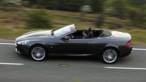 Превью обои aston martin, db9, 2010, черный, вид сбоку, авто, асфальт, скорость