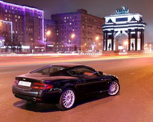 Превью обои aston martin, db9, черный, вид сбоку, стиль, авто, астон мартин, город, здания, огни, асфальт