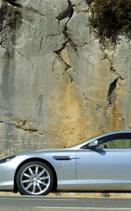 Превью обои aston martin, db9, серебряный металлик, вид сбоку, стиль, авто, скала