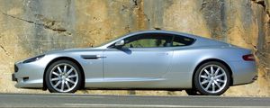 Превью обои aston martin, db9, серебряный металлик, вид сбоку, стиль, авто, скала