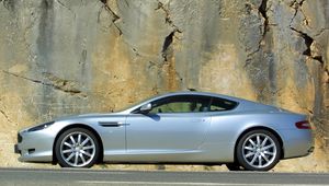 Превью обои aston martin, db9, серебряный металлик, вид сбоку, стиль, авто, скала