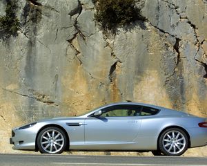 Превью обои aston martin, db9, серебряный металлик, вид сбоку, стиль, авто, скала