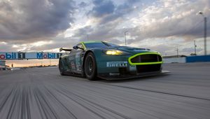 Превью обои aston martin, dbr9, 2005, зеленый, вид спереди, стиль, спорт, астон мартин, авто, гоночный болид, скорость, облака, асфальт